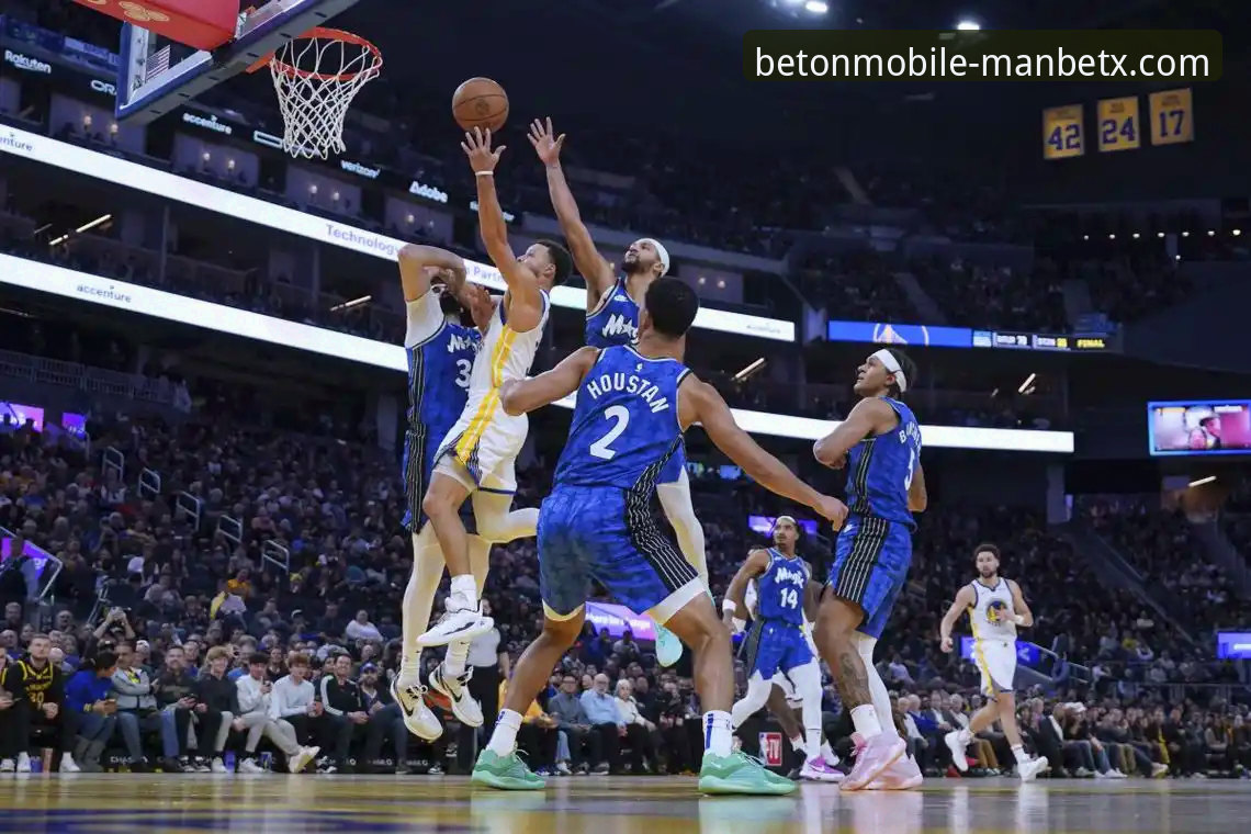 深度解析火箭大胜尼克斯：从一场关键卡位战看季后赛球队的实用调整技巧